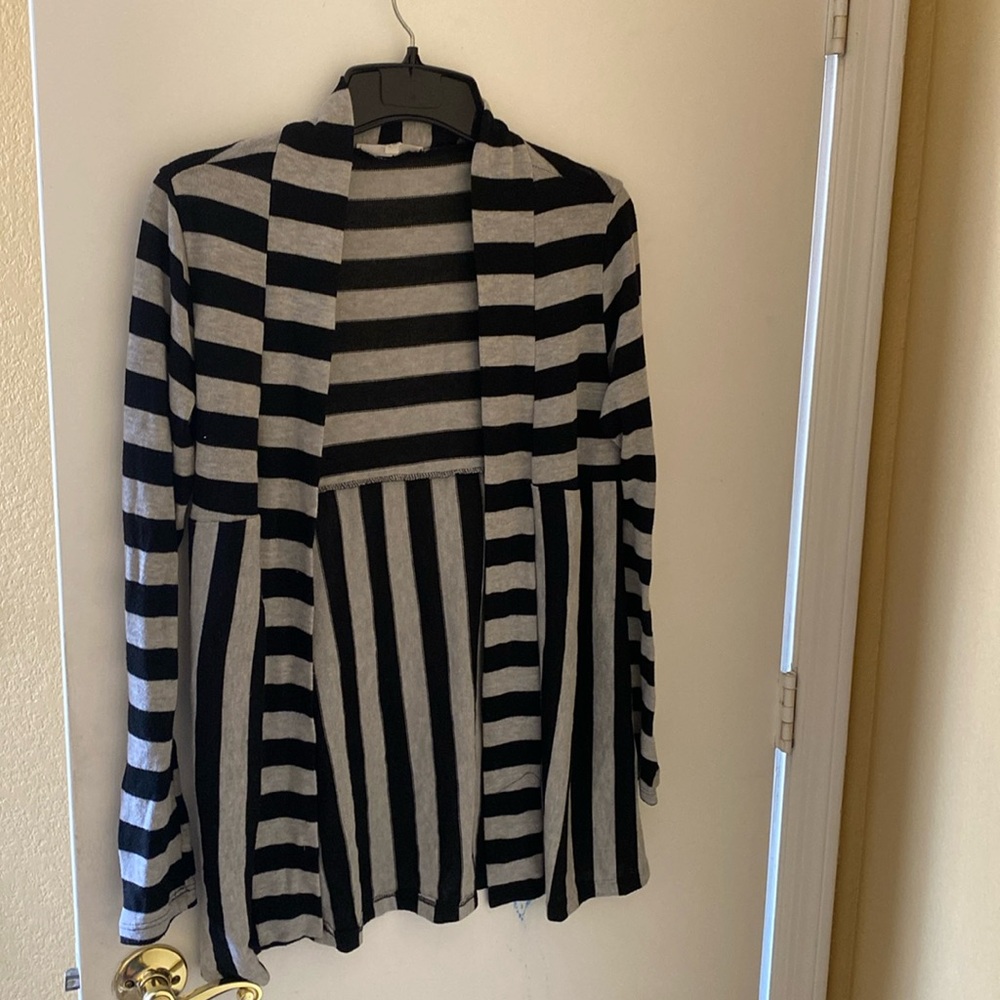 Cardigan gray and black vertical stripes